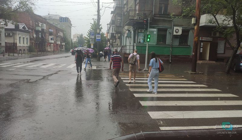Наслідки негоди: як виглядає Дніпро після потужної зливи