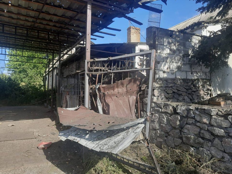 Российские оккупанты трижды обстреляли Никополь: повреждены жилые дома, линии электропередач и газопроводы - рис. 1