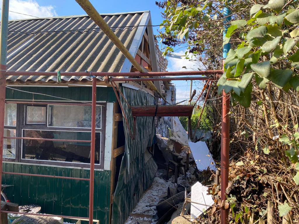 Российские оккупанты трижды обстреляли Никополь: повреждены жилые дома, линии электропередач и газопроводы - рис. 2