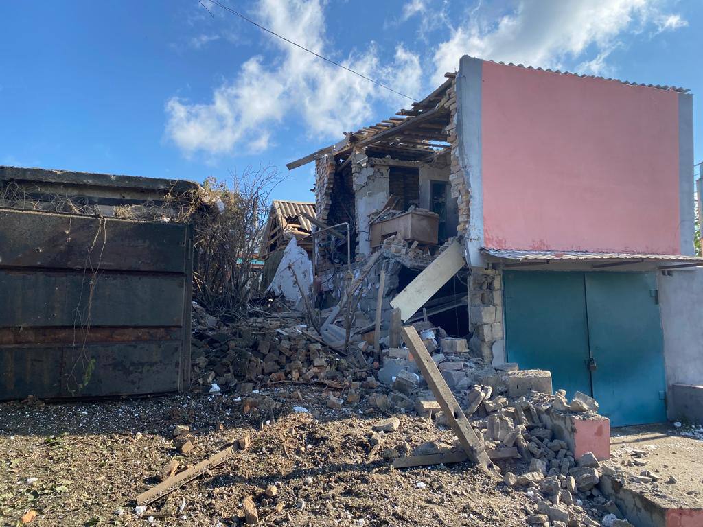 Российские оккупанты трижды обстреляли Никополь: повреждены жилые дома, линии электропередач и газопроводы - рис. 3