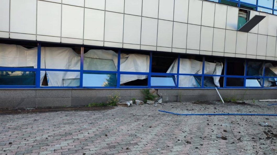 Проходили соревнования, занимались дети: оккупанты повредили спортивный объект в Днепре - рис. 2