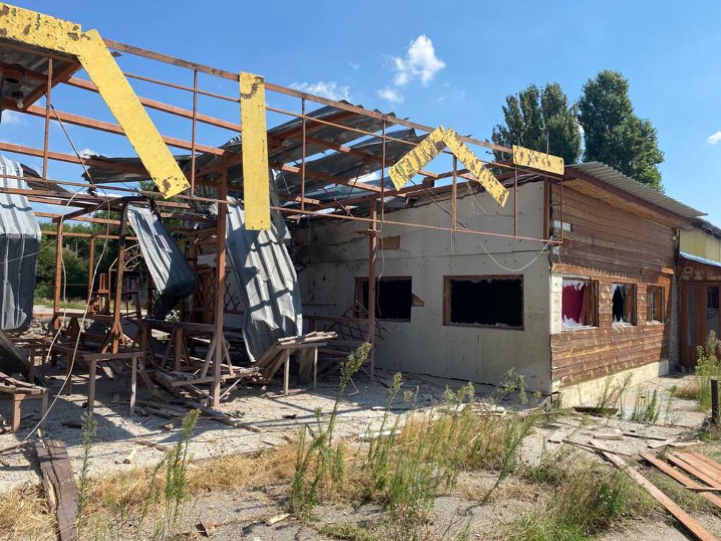 Пошкоджено півсотні будинків, є загиблий: наслідки обстрілу Межівської громади Дніпропетровщини