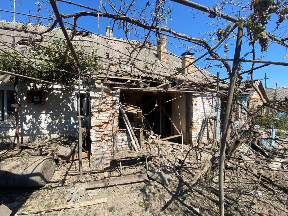 Российские оккупанты трижды за день обстреляли Никопольский район: пострадала 82-летняя женщина - рис. 1