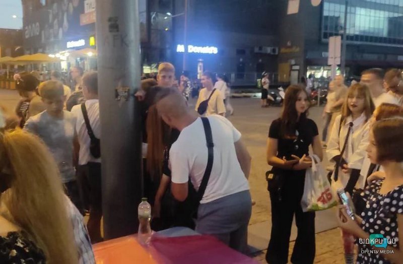 В центре Днепра парень организовал свидание с загадочной любительницей фаст-фуда