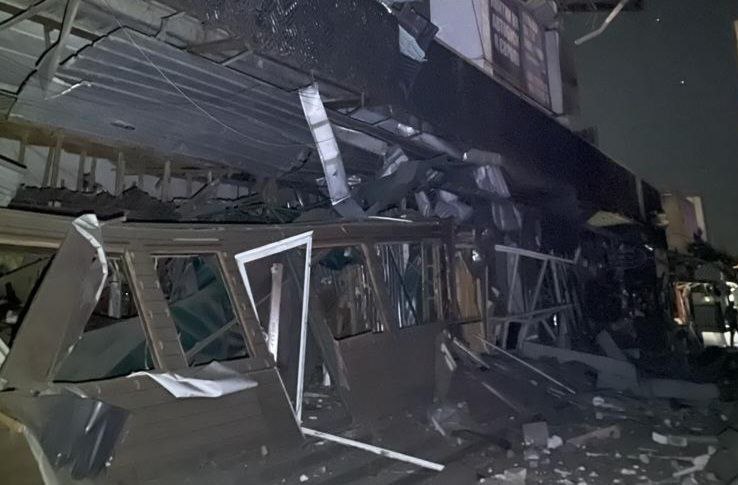 Российские оккупанты попали по транспортному объекту в Днепре: пострадали 7 человек - рис. 1