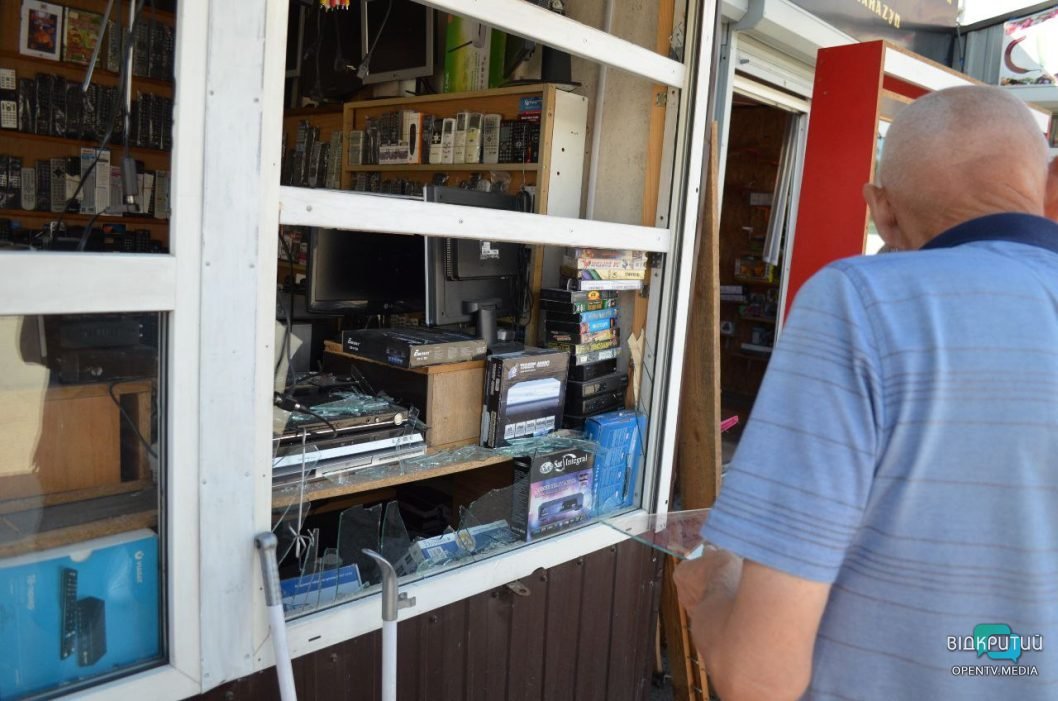 Пошкоджені МАФи, будинки та автовокзал: наслідки ракетного удару по Дніпру  - рис. 24