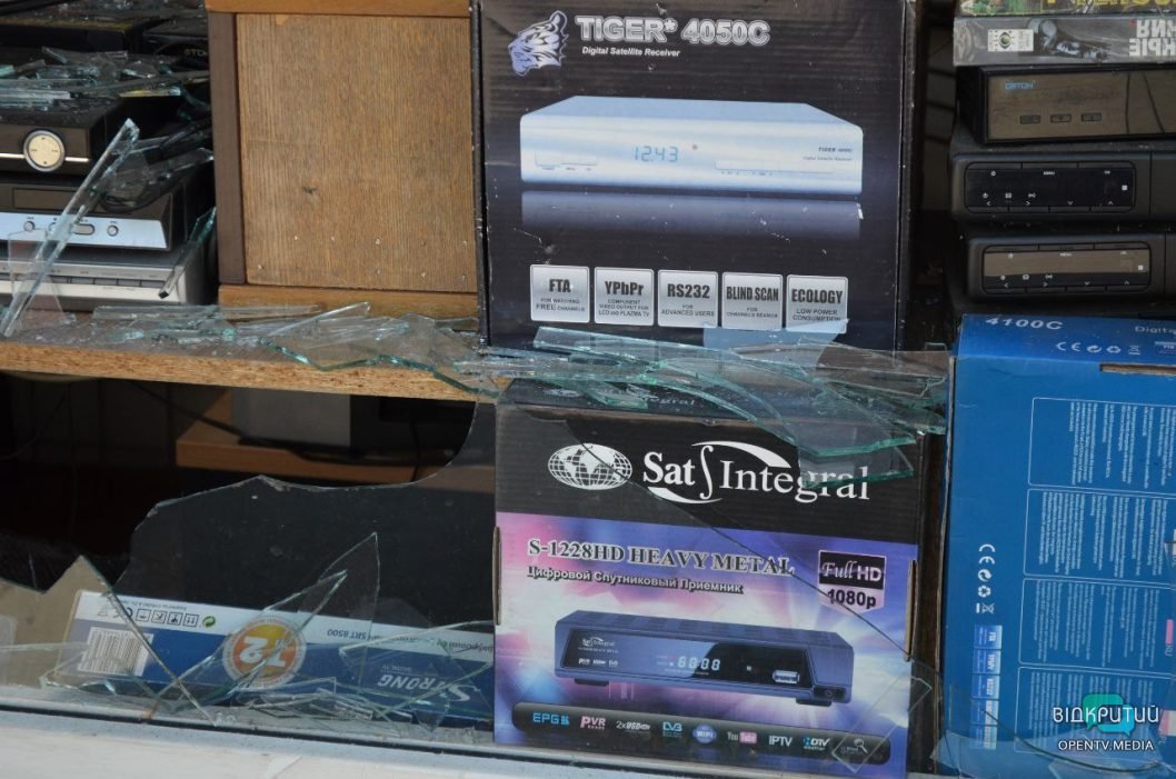 Пошкоджені МАФи, будинки та автовокзал: наслідки ракетного удару по Дніпру  - рис. 8