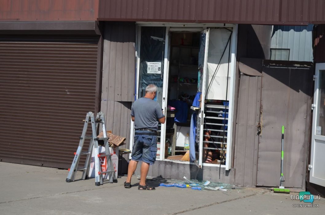 Пошкоджені МАФи, будинки та автовокзал: наслідки ракетного удару по Дніпру  - рис. 9