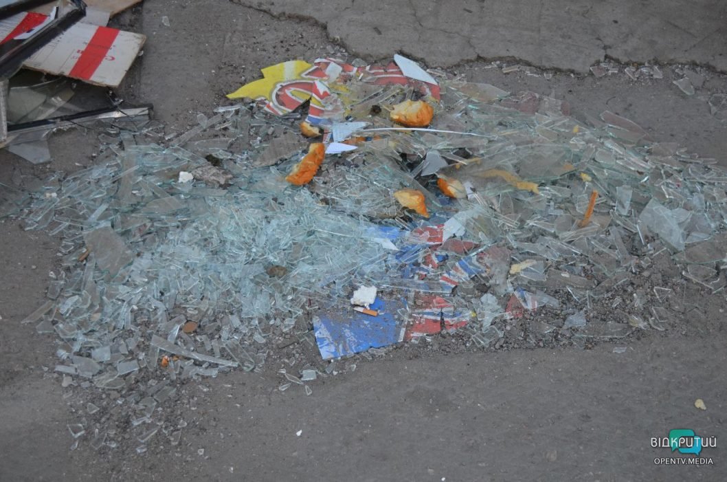 Повреждены МАФы, дома и автовокзал: последствия ракетного удара по Днепру - рис. 12
