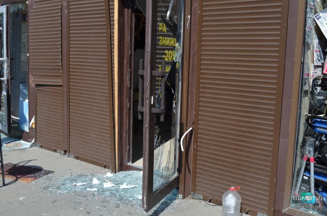 Повреждены МАФы, дома и автовокзал: последствия ракетного удара по Днепру - рис. 16