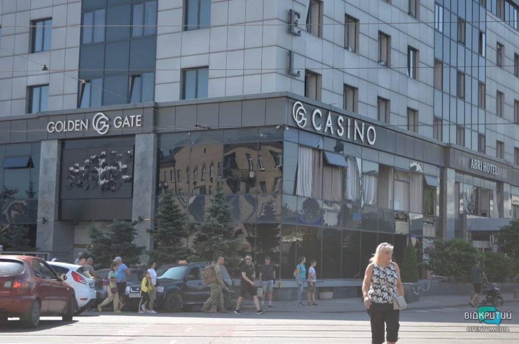 Пошкоджені МАФи, будинки та автовокзал: наслідки ракетного удару по Дніпру  - рис. 17