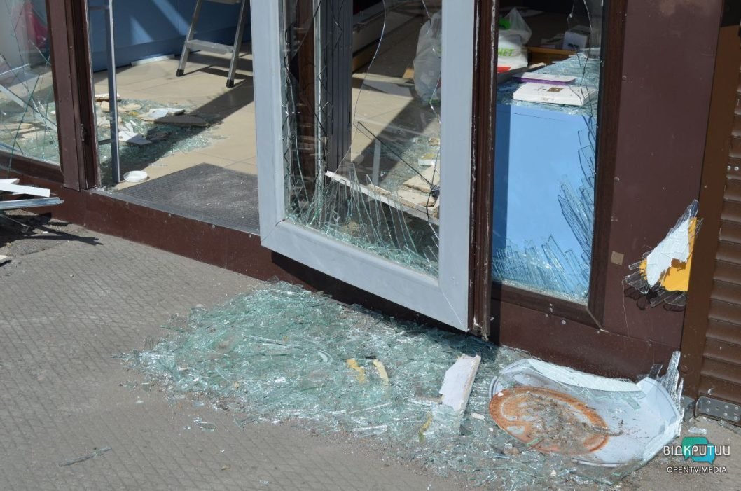 Пошкоджені МАФи, будинки та автовокзал: наслідки ракетного удару по Дніпру  - рис. 18