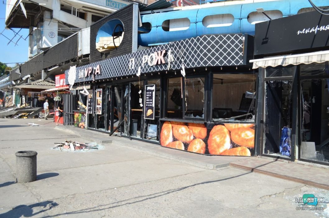 Пошкоджені МАФи, будинки та автовокзал: наслідки ракетного удару по Дніпру  - рис. 20
