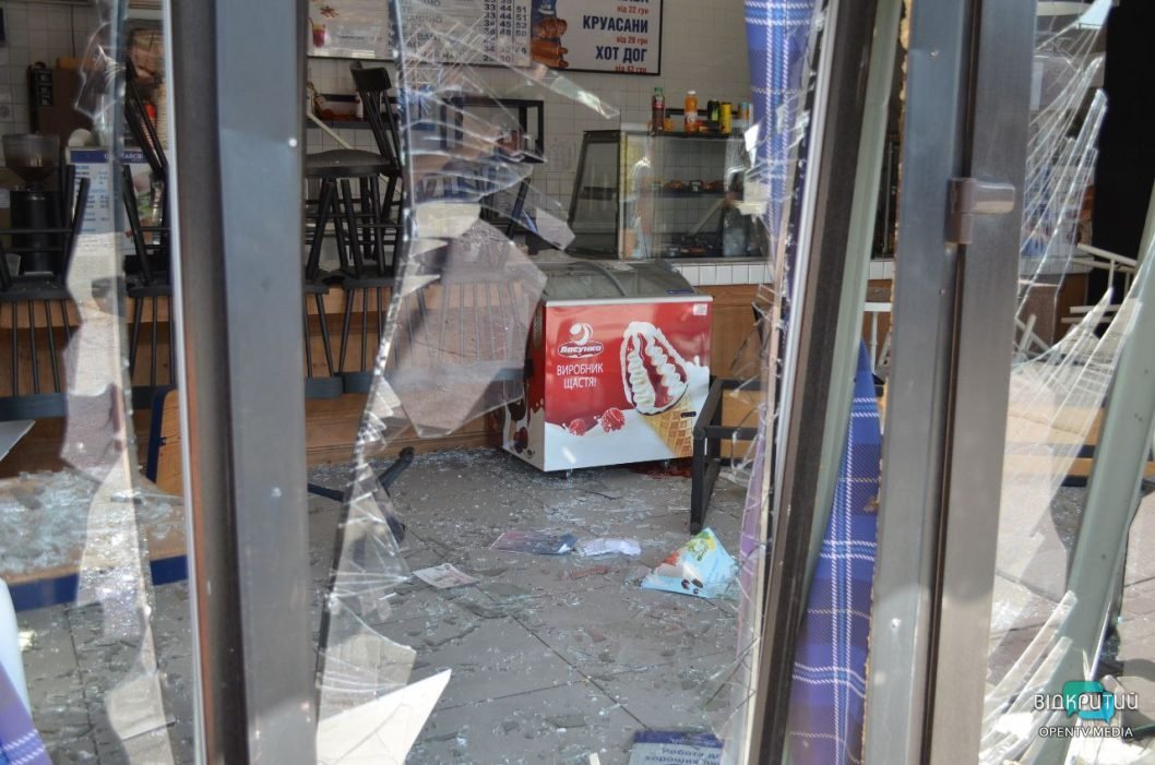 Пошкоджені МАФи, будинки та автовокзал: наслідки ракетного удару по Дніпру  - рис. 21