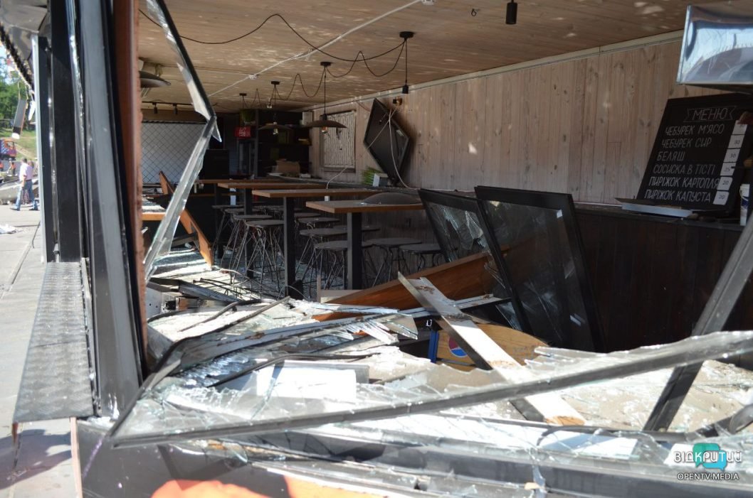 Повреждены МАФы, дома и автовокзал: последствия ракетного удара по Днепру - рис. 22