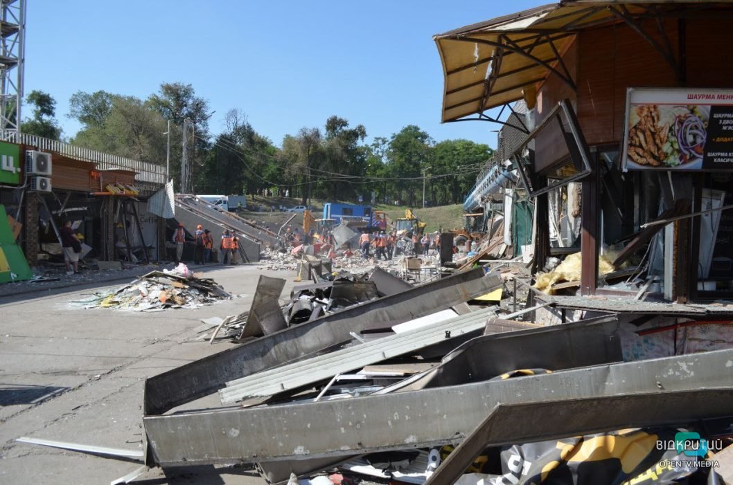 Повреждены МАФы, дома и автовокзал: последствия ракетного удара по Днепру - рис. 25