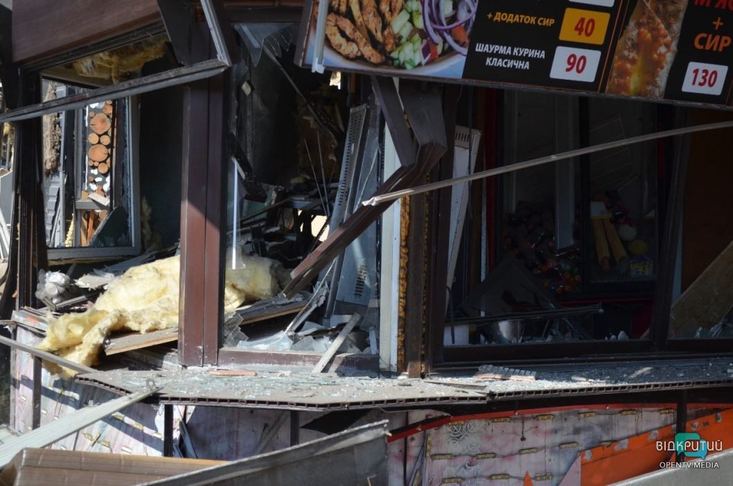 Повреждены МАФы, дома и автовокзал: последствия ракетного удара по Днепру - рис. 26