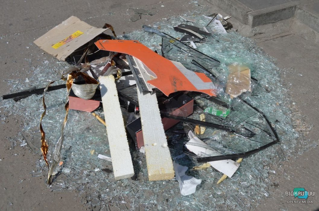Повреждены МАФы, дома и автовокзал: последствия ракетного удара по Днепру - рис. 27