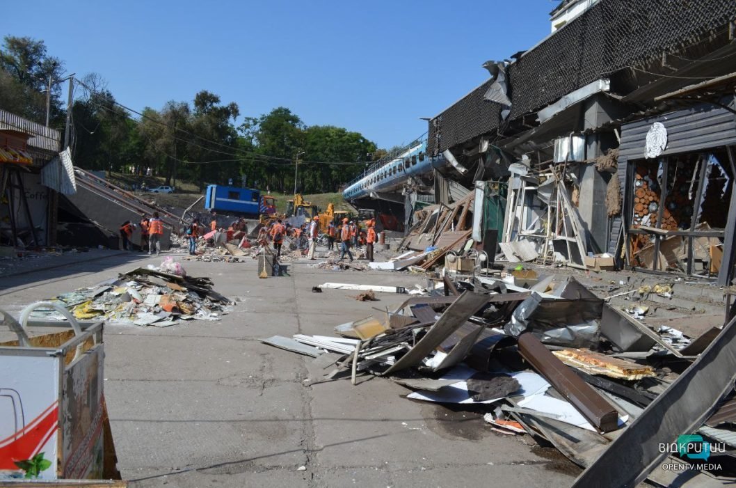 Повреждены МАФы, дома и автовокзал: последствия ракетного удара по Днепру - рис. 46
