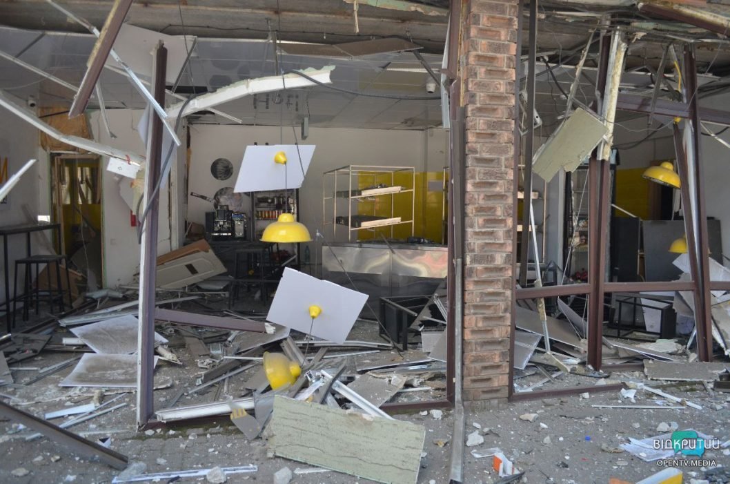Повреждены МАФы, дома и автовокзал: последствия ракетного удара по Днепру - рис. 29