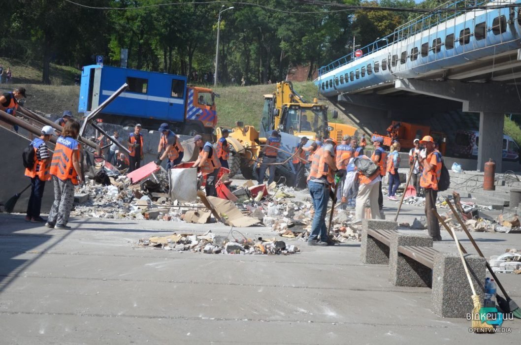 Пошкоджені МАФи, будинки та автовокзал: наслідки ракетного удару по Дніпру  - рис. 45