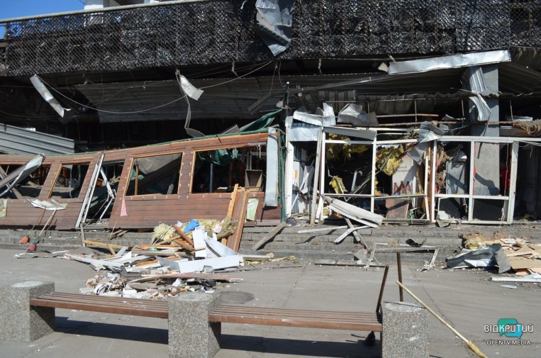 Повреждены МАФы, дома и автовокзал: последствия ракетного удара по Днепру - рис. 30