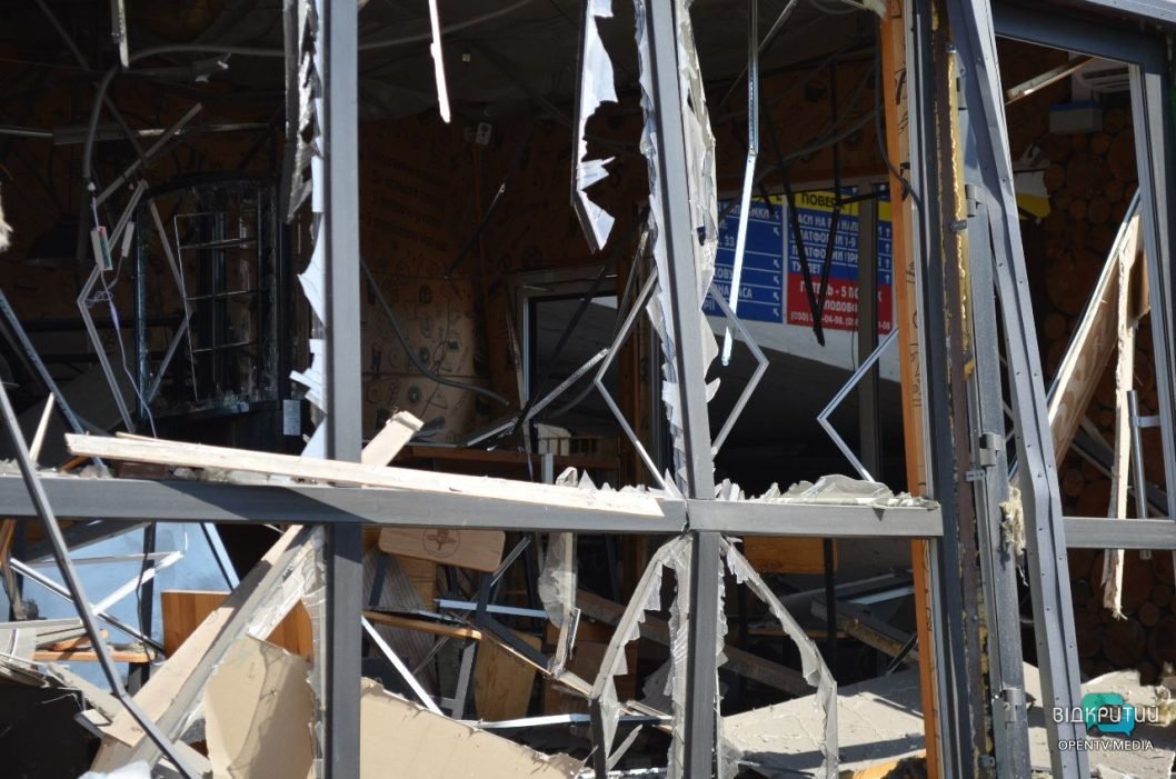 Повреждены МАФы, дома и автовокзал: последствия ракетного удара по Днепру - рис. 31