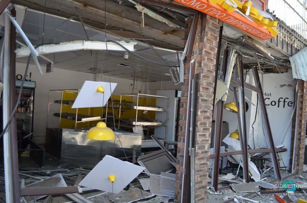 Пошкоджені МАФи, будинки та автовокзал: наслідки ракетного удару по Дніпру  - рис. 36