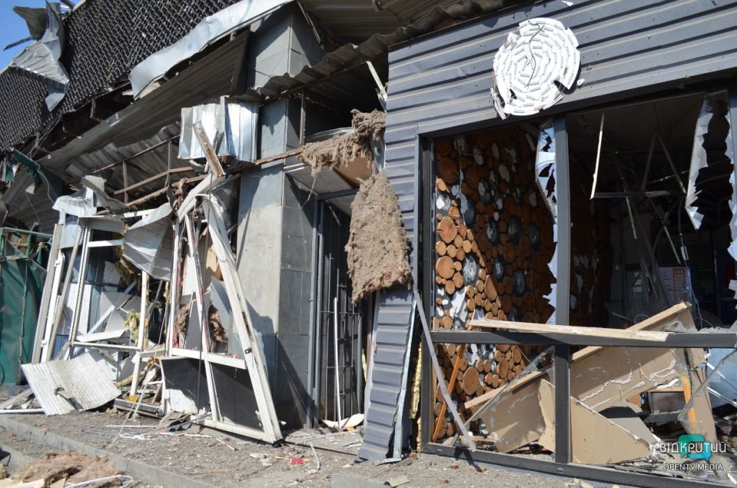 Пошкоджені МАФи, будинки та автовокзал: наслідки ракетного удару по Дніпру  - рис. 4