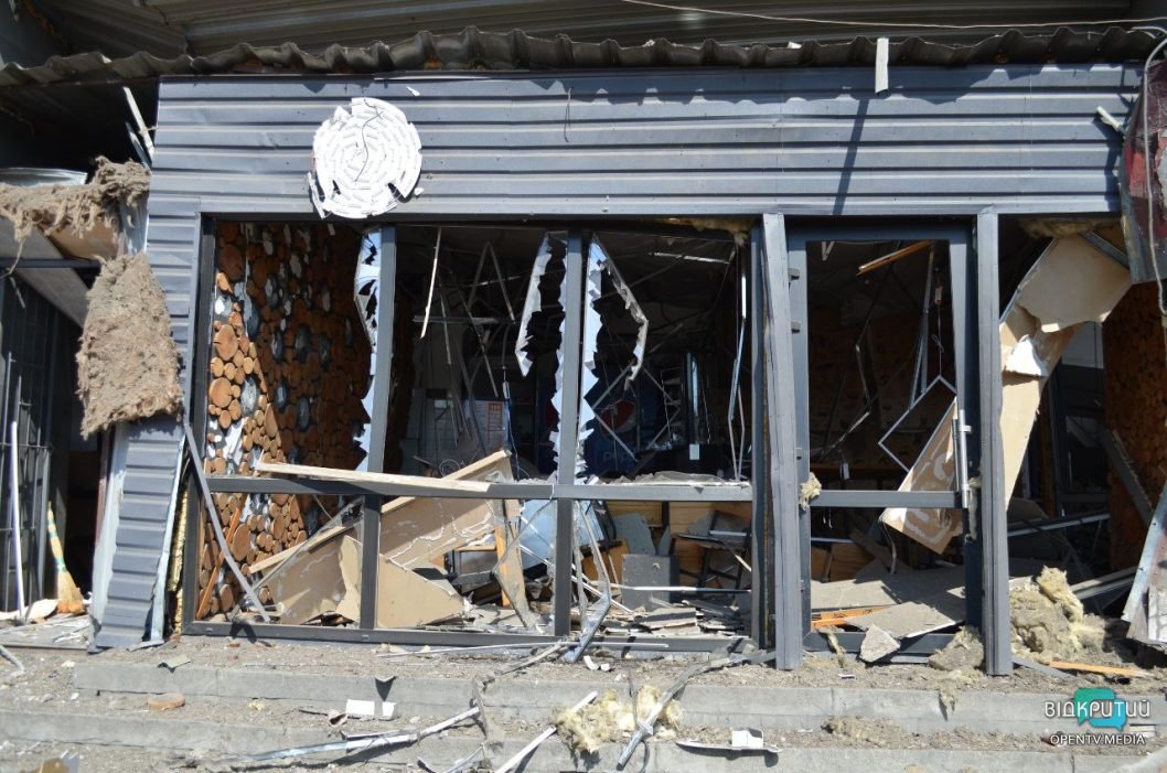 Пошкоджені МАФи, будинки та автовокзал: наслідки ракетного удару по Дніпру  - рис. 5