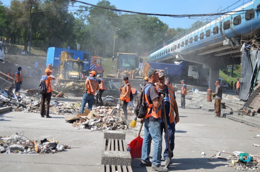 Повреждены МАФы, дома и автовокзал: последствия ракетного удара по Днепру - рис. 47