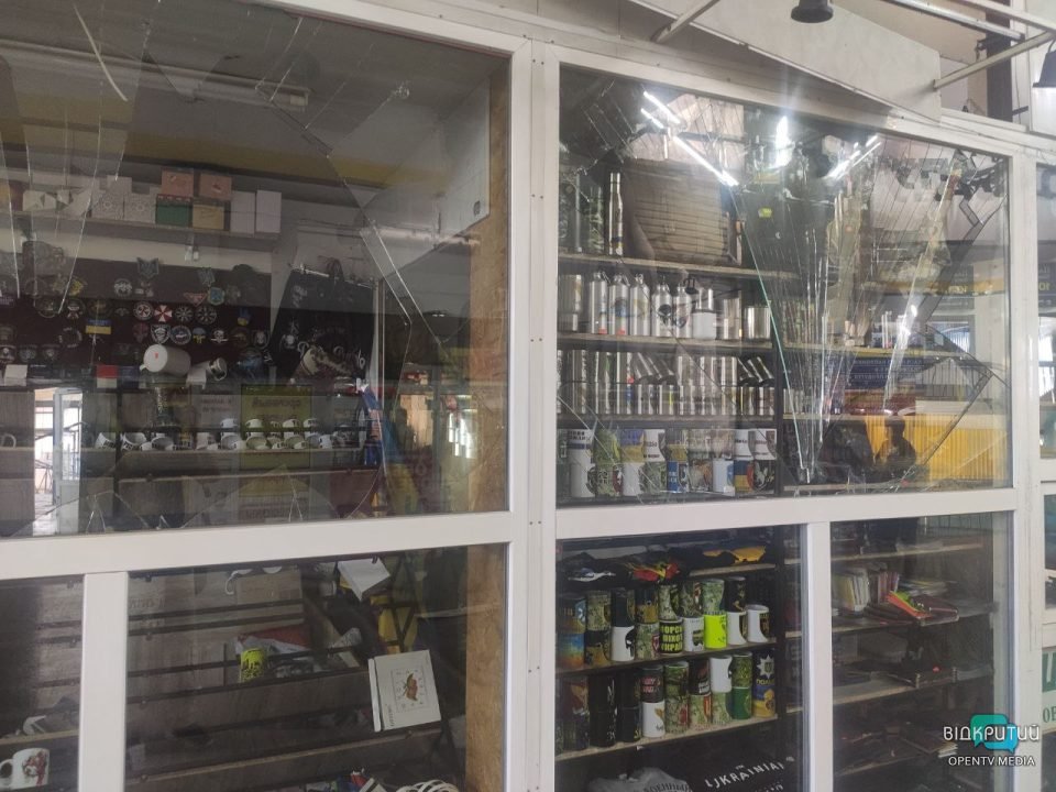 Пошкоджені МАФи, будинки та автовокзал: наслідки ракетного удару по Дніпру  - рис. 40