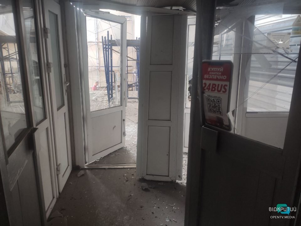 Повреждены МАФы, дома и автовокзал: последствия ракетного удара по Днепру - рис. 43