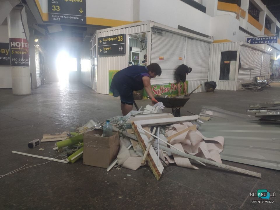 Пошкоджені МАФи, будинки та автовокзал: наслідки ракетного удару по Дніпру  - рис. 44