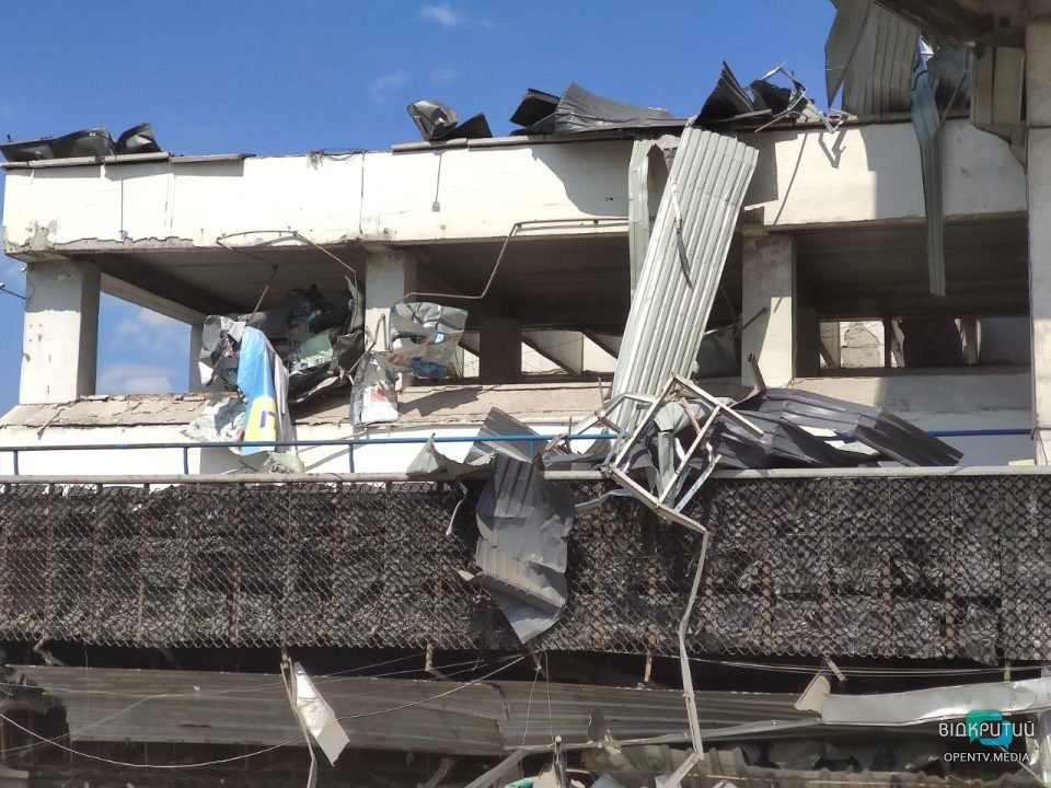 Повреждены МАФы, дома и автовокзал: последствия ракетного удара по Днепру - рис. 37