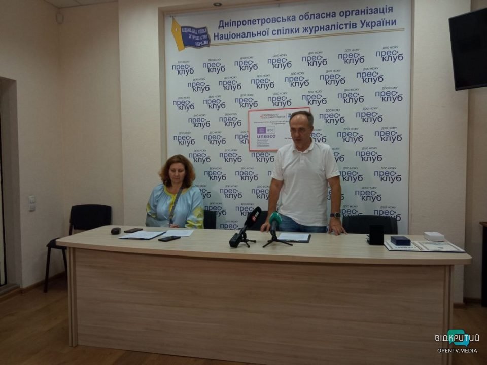 У Дніпрі до Дня Незалежності України відкрили виставку картин воєнних кореспондентів