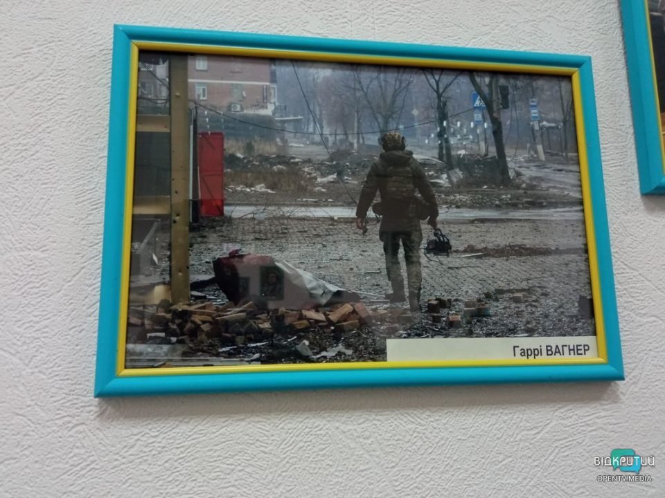 У Дніпрі до Дня Незалежності України відкрили виставку картин воєнних кореспондентів