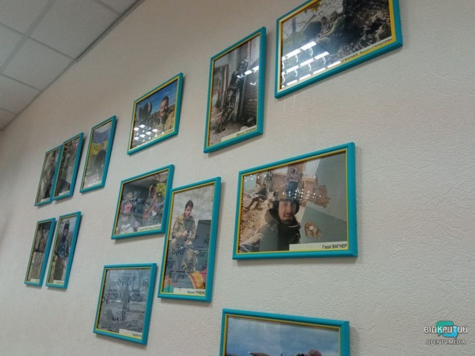 У Дніпрі до Дня Незалежності України відкрили виставку картин воєнних кореспондентів