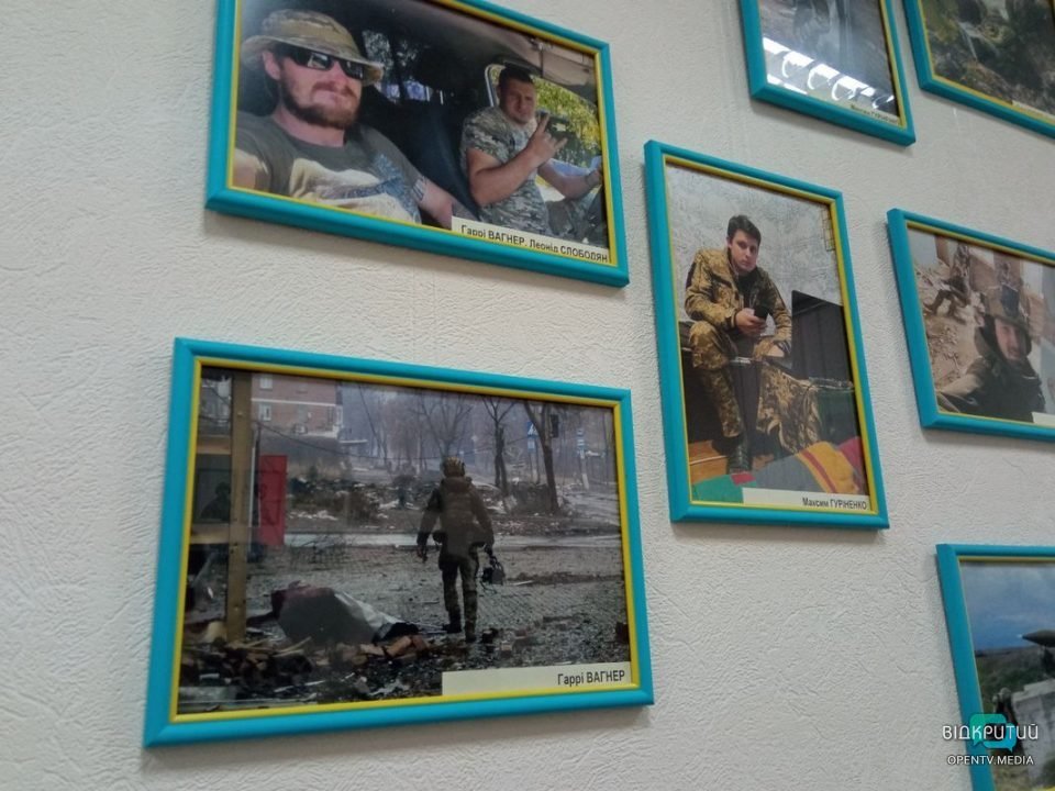 У Дніпрі до Дня Незалежності України відкрили виставку картин воєнних кореспондентів