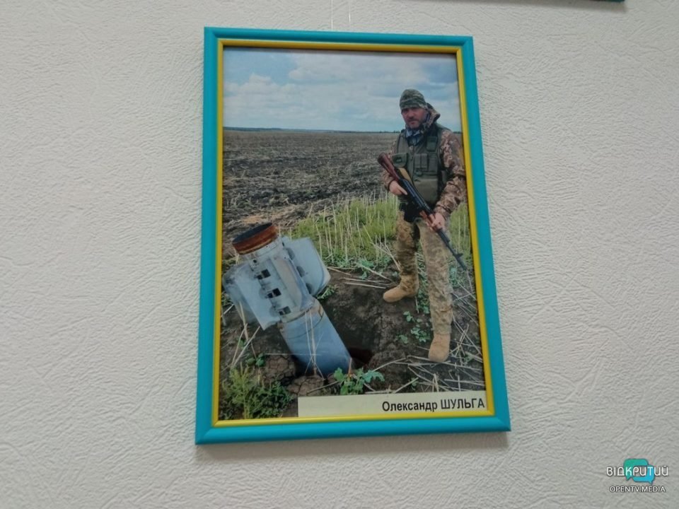 У Дніпрі до Дня Незалежності України відкрили виставку картин воєнних кореспондентів