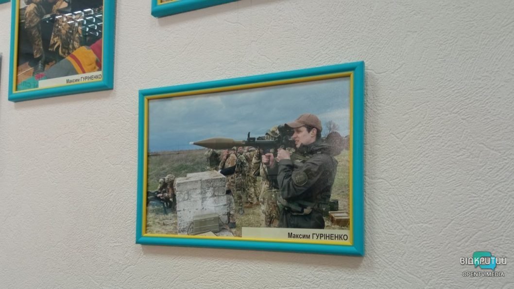 У Дніпрі до Дня Незалежності України відкрили виставку картин воєнних кореспондентів