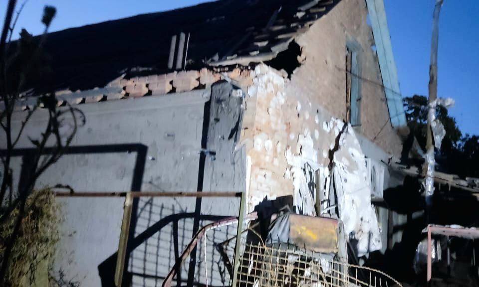 Пошкоджені будинки і авто: внаслідок ракетного удару окупантів по Нікополю загинув 59-річний чоловік