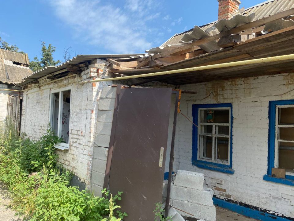 Били по жилым домам: оккупанты дважды обстреляли громаду Днепропетровщины - рис. 1