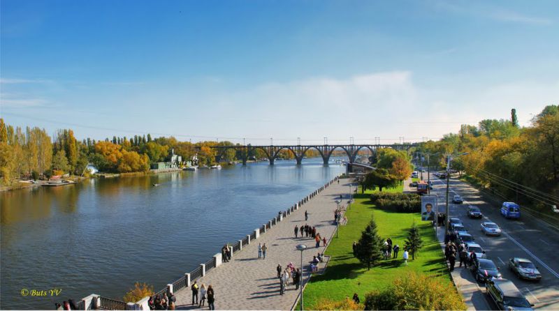 У Дніпрі планують звузити проїзну частину Січеславської Набережної