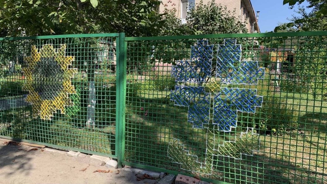 Птицы мира и цветы: в Днепре появился "вышитый" детский сад - рис. 1