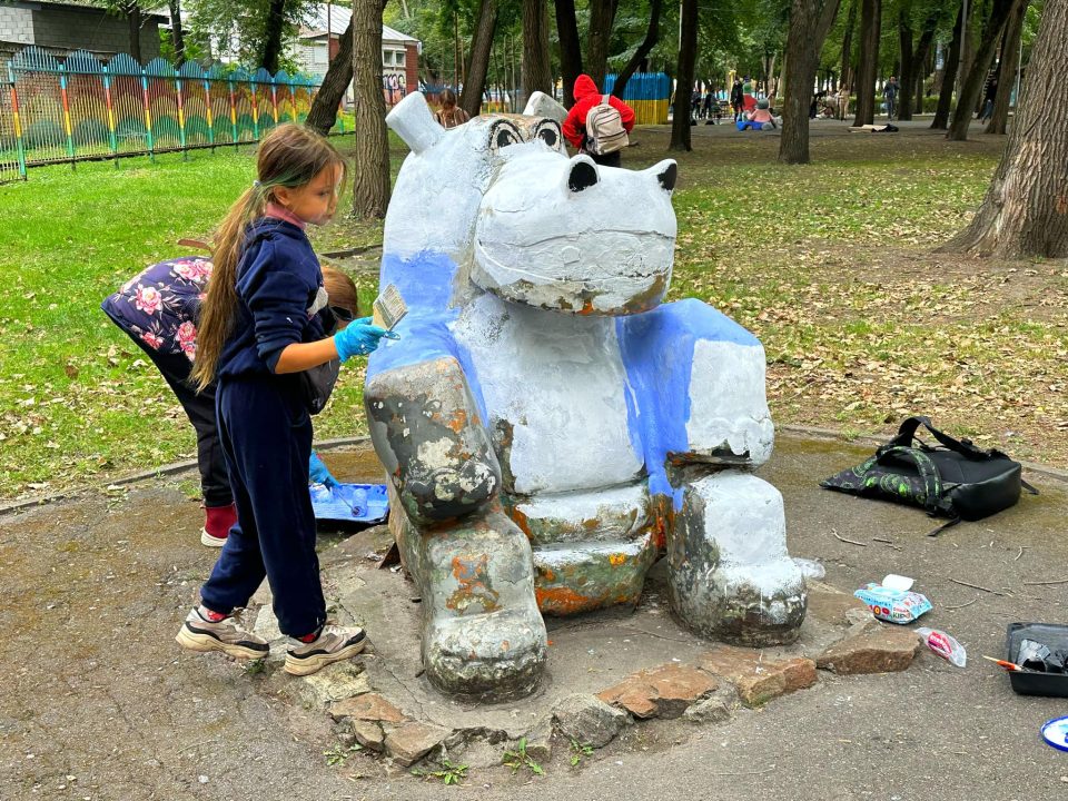 В Днепре дети обновили аллею со скульптурами из сказок и мультфильмов - рис. 5