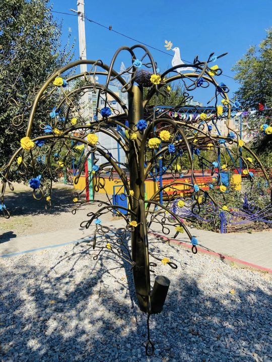У Кривому Розі встановили новий арт-обʼєкт "Символічне дерево життя" (Фото)