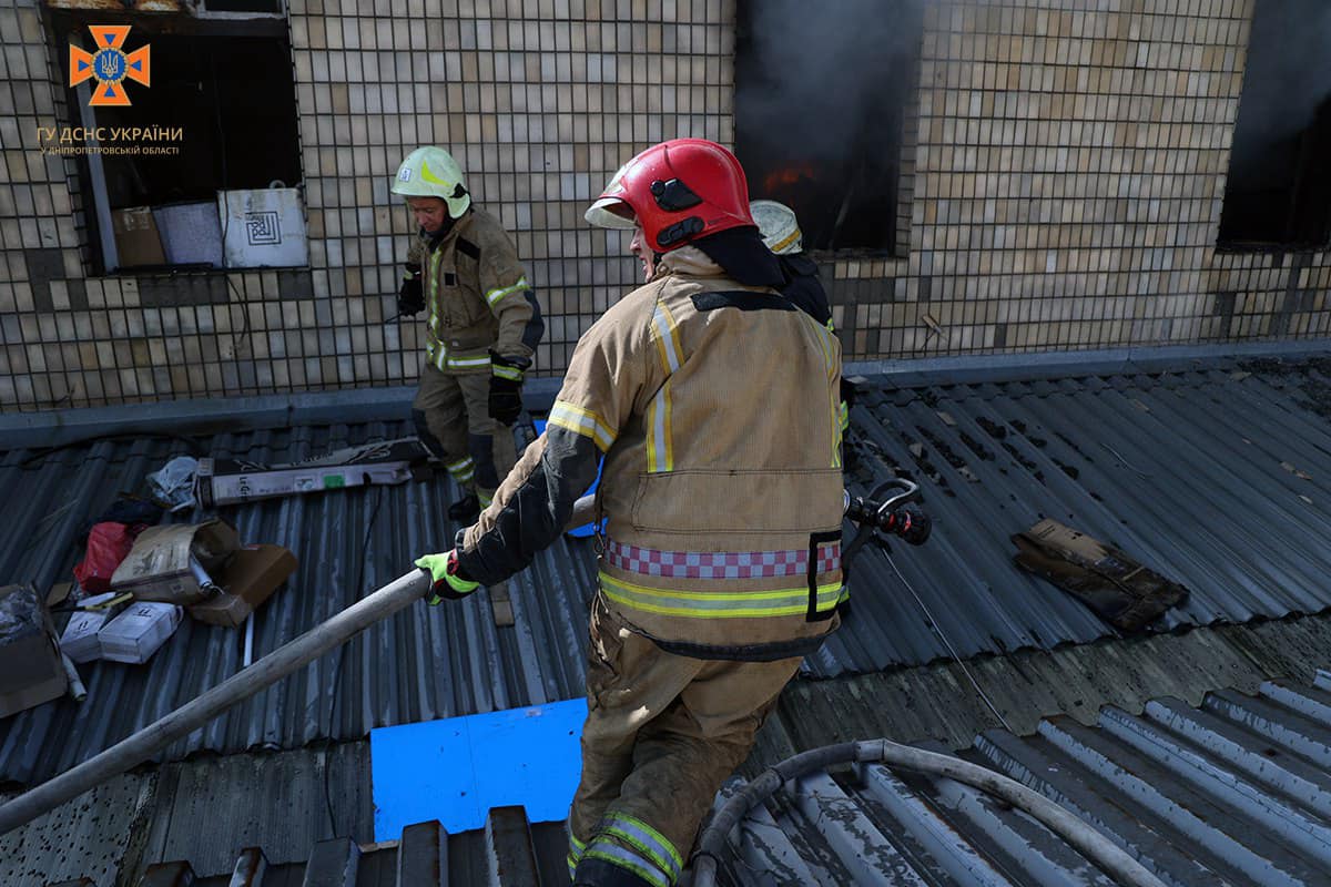 Пожежу на ринку «Озерка» у Дніпрі ліквідували: постраждалих немає - рис. 4