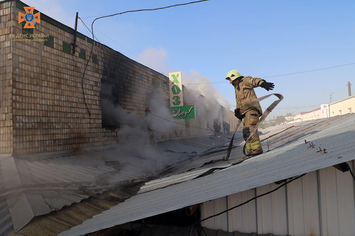 Пожежу на ринку «Озерка» у Дніпрі ліквідували: постраждалих немає - рис. 2