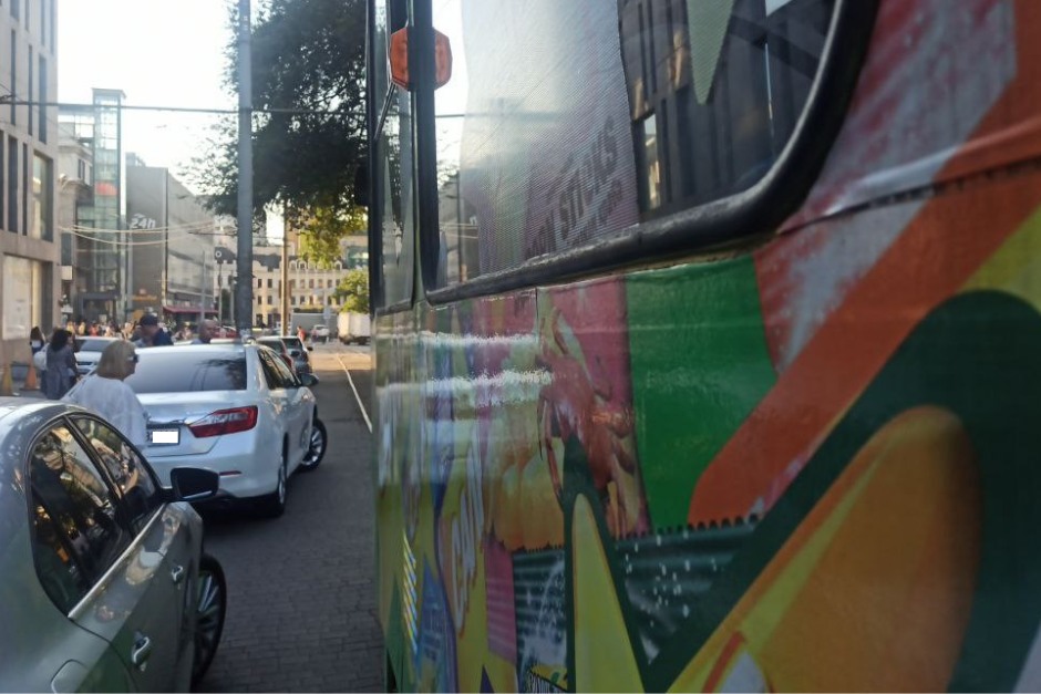 В Днепре водитель авто заблокировал движение трамвая (Фото) - рис. 1